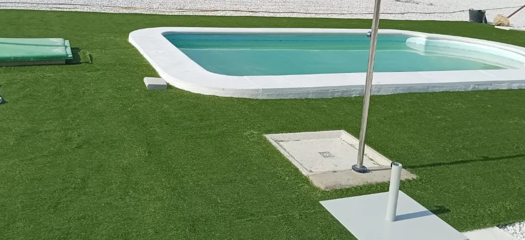 C&eacute;sped Artificial al Borde de Piscina