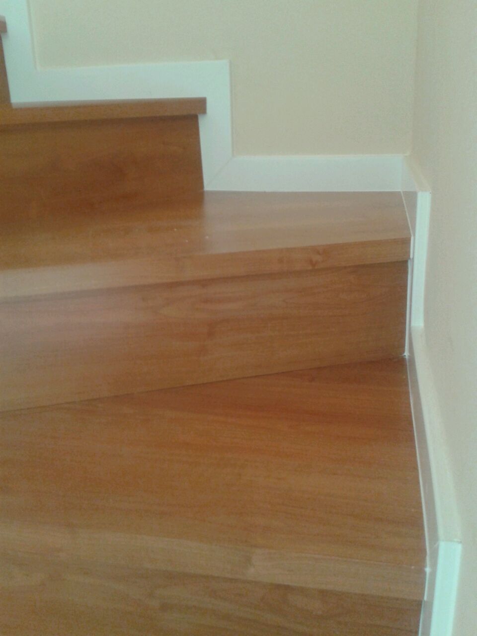 Escalones manufacturados previo a la instalaci&oacute;n de la escalera de parquet