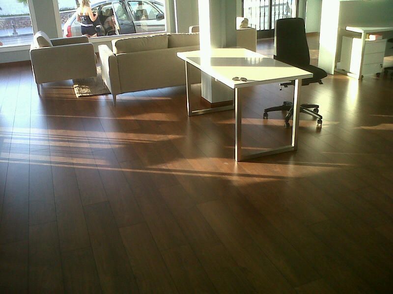 La sala principal dotada de este hermoso parquet