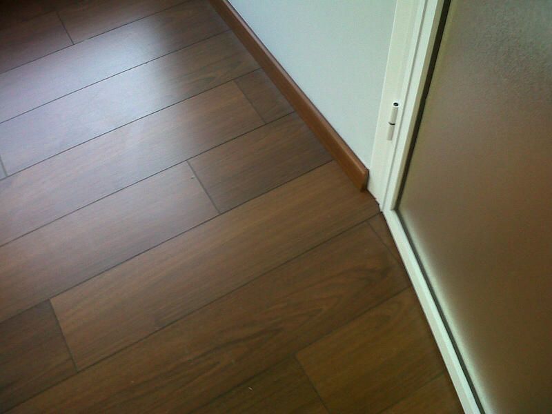 Oficina con tarima flotante instalada por Viva Parquet