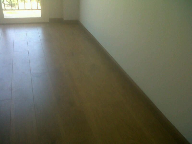 Otra perspectiva del parquet laminado instalado