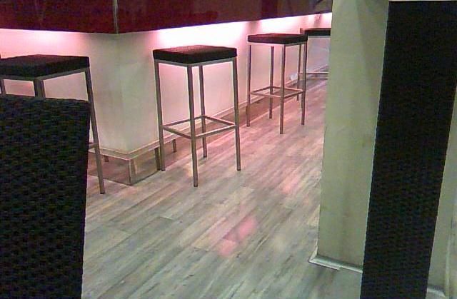 Parquet Kronoswiss Grand Selection Instalación de parquet Kronoswiss Grand Selection en un restaurante