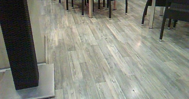Vista de la tarima instalada Perspectiva visual del suelo laminado Kronoswiss Grand Selection Oak Sand