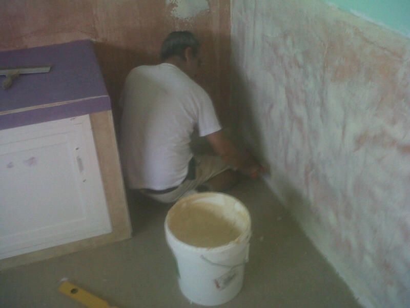 Momento de la instalaci&oacute;n de los suelos vin&iacute;licos en la guarder&iacute;a por los trabajadores de Viva parquet