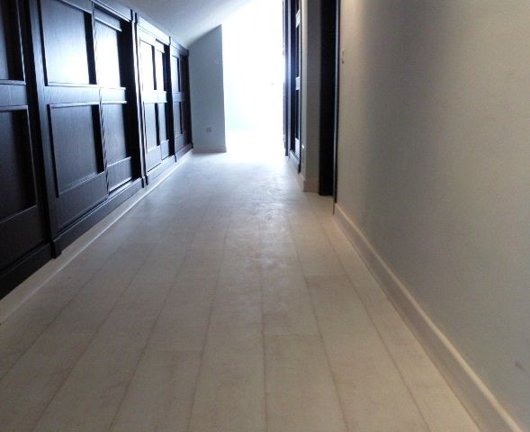 Pasillo con Quick Step Teca Blanqueada Blanca instalada por Viva Parquet