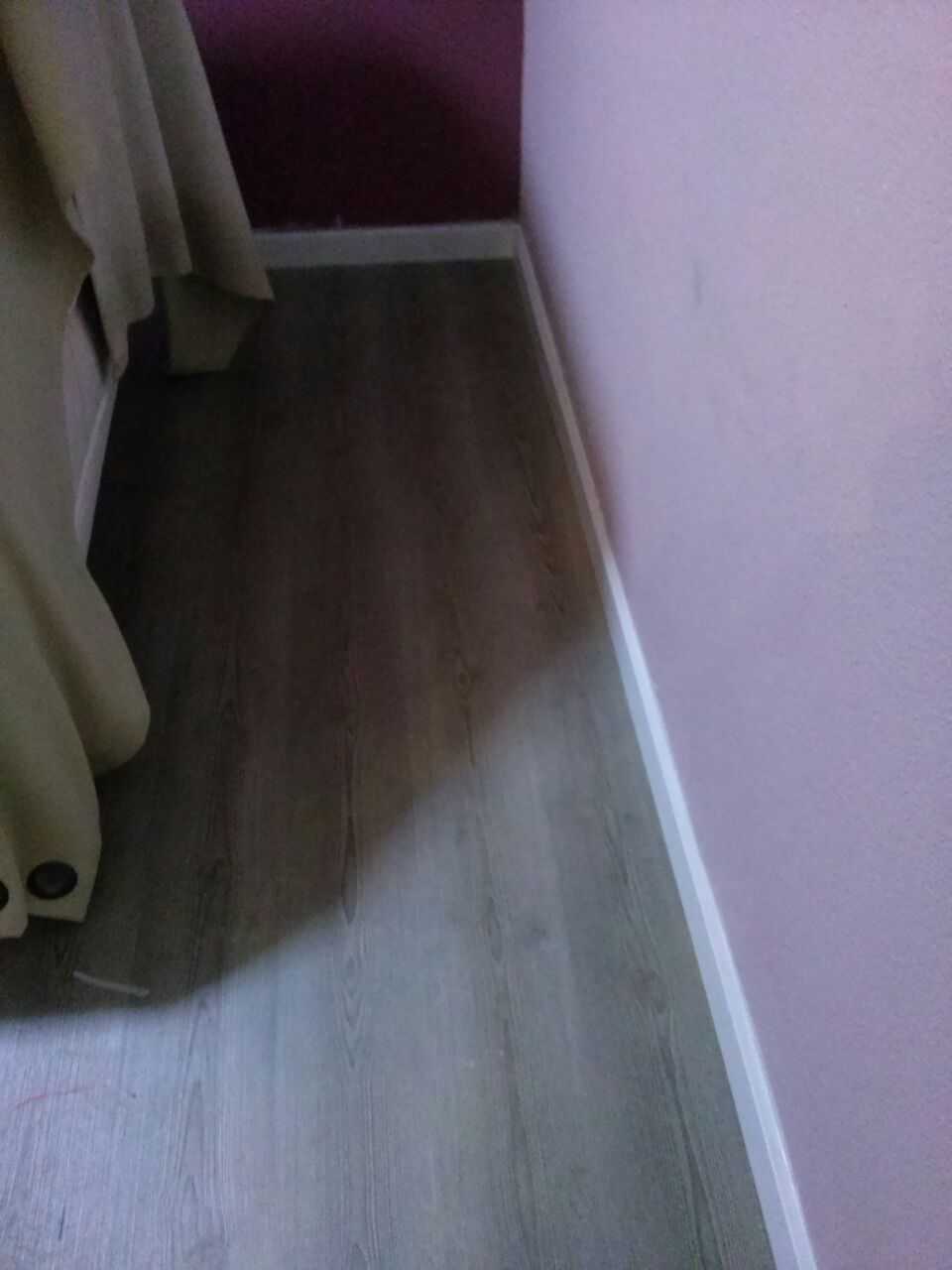 Suelo Laminado color Gris en una habitaci&oacute;n
