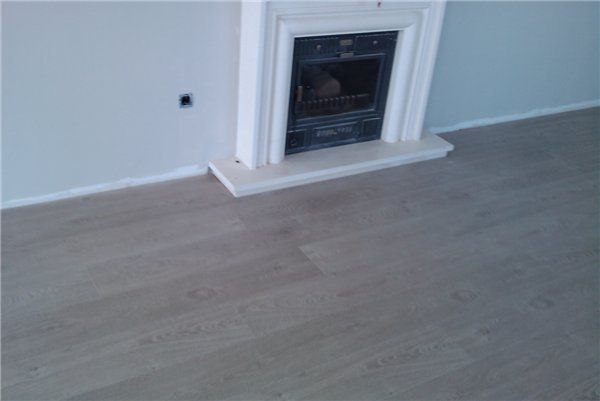 El Parquet Quick Step Largo LPU-1285 se complementa a la perfecci&oacute;n con la chimenea