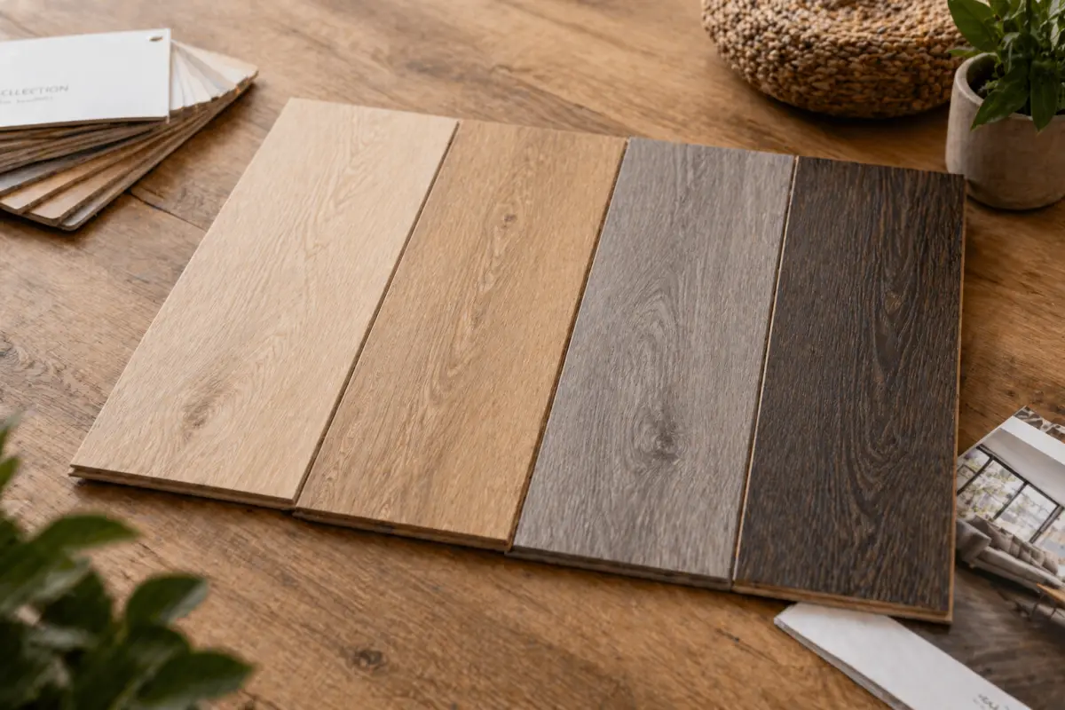 comparación de muestras de suelos laminados en tonos roble claro natural gris y oscuro comparación de muestras de suelos laminados en tonos roble claro natural gris y oscuro sobre mesa