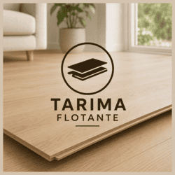 Una tarima flotante instalada en un salón con sillón y plantas, sobre la tarima de color beige hay posada una lama de muestra en la que se ve el lateral. Incluye un texto central que se lee: tarima flotante, con un círculo arriba